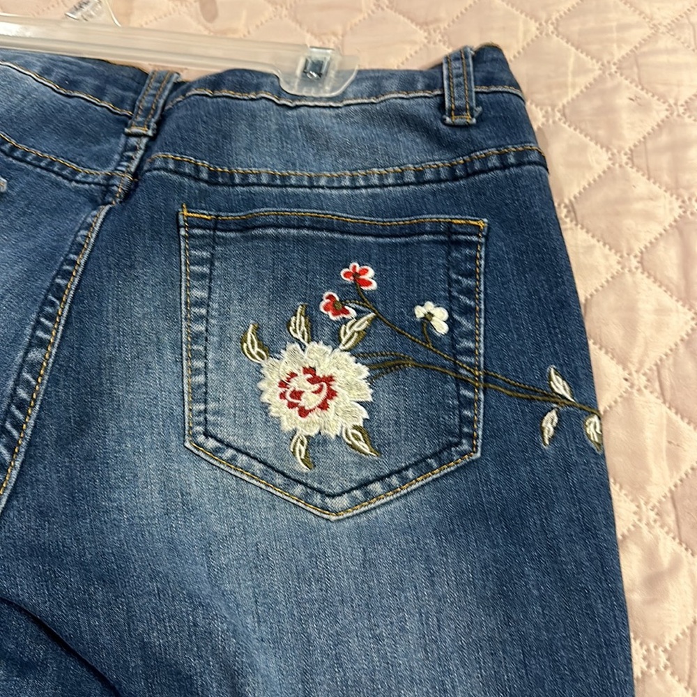 EUC Sandpiper jeans with flower embroidery details. Size 6. Light stretch - Picture 5 of 10